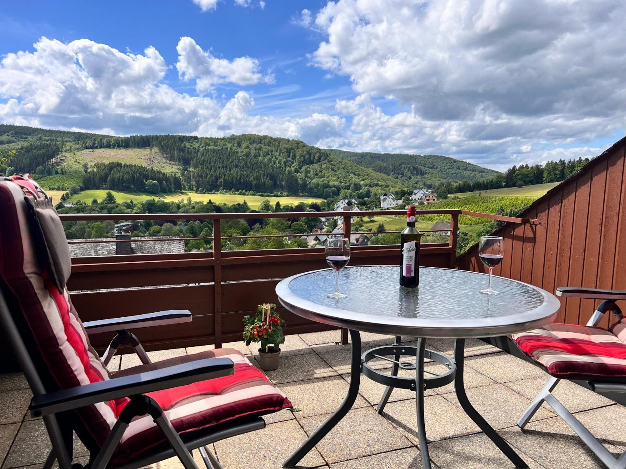 Gemuetliche 3-Zimmer-Wohnung Mit Panoramablick Und Kostenlosem Ueberdachten Parkplatz Winterberg Exterior photo